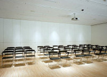 椅子の並ぶ会議・イベントスペース