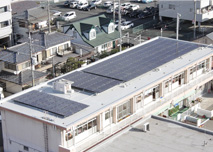 「前橋市立第三保育所」の園舎屋上に設置された約35kWの太陽光パネル