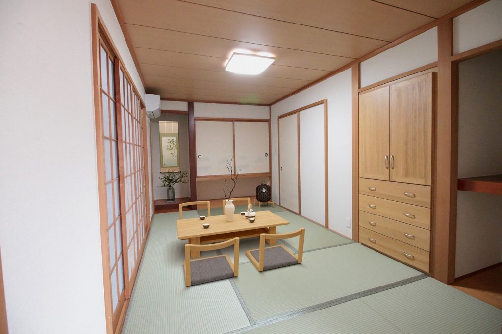 リビングと隣接した小上がりの和室。玄関からも直接は入れるので、客間としても、くつろぎの空間としてもご利用いただけます。
※この画像は実際の室内写真および間取り図をもとに、家具・小物の配置例をCG合成したものです。家具・小物は価格に含まれません。