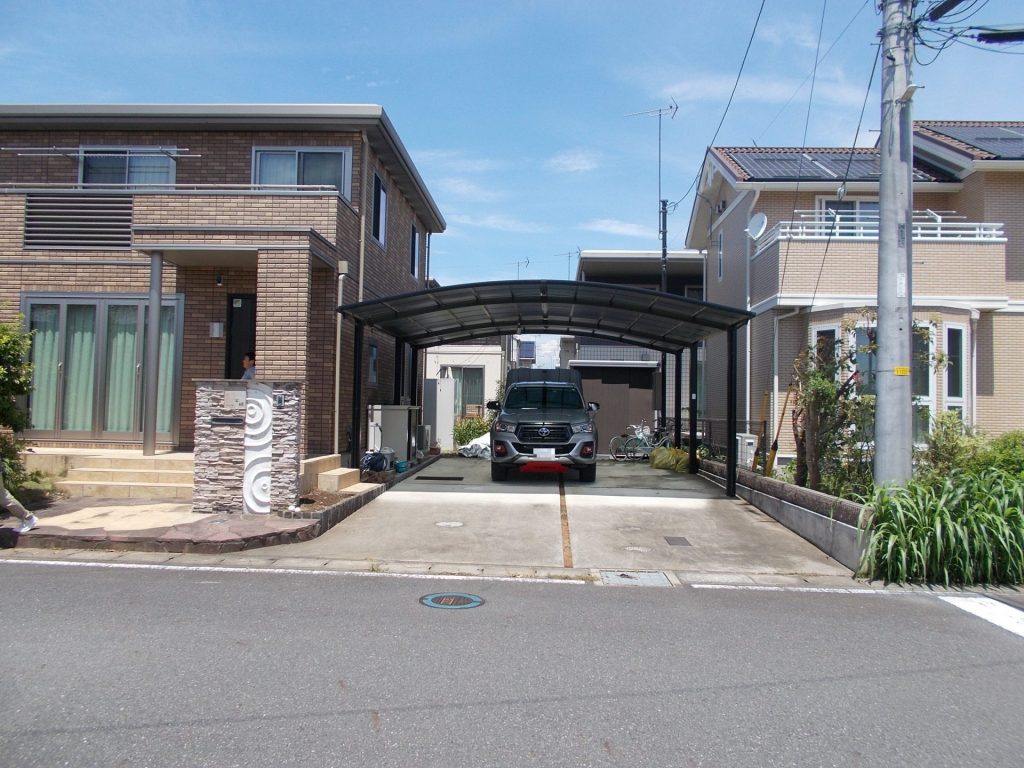 カーポート付きの駐車場です。