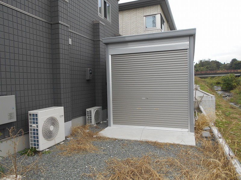 シャッター付きの物置が設置されています。