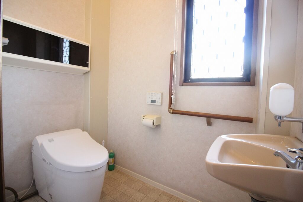 収納付き、手洗い付きのトイレです