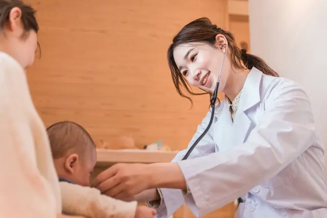 赤ちゃんを診察する医者のイメージ画像
