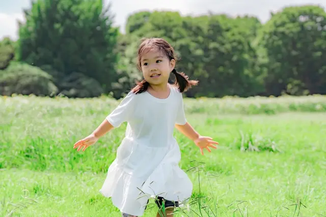 自然の中で遊ぶ子供のイメージ画像