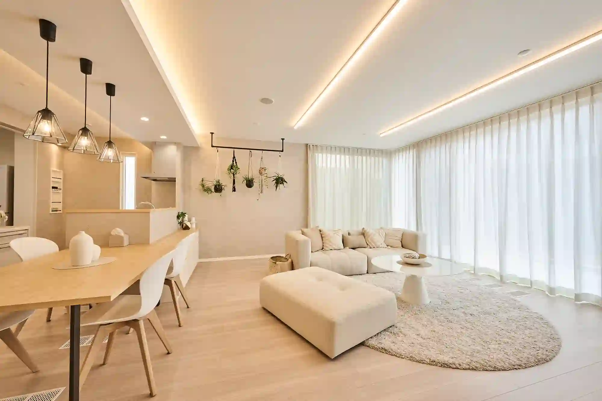 展示場見学へ行く家族のイメージ画像