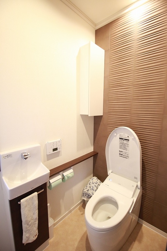 デザイン性と機能性を重視したトイレ空間（after）